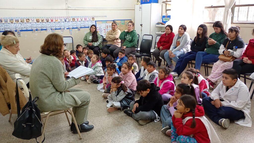 Abuelos y abuelas cuentacuentos, el programa de lectura que llena de magia las escuelas gilenses 7