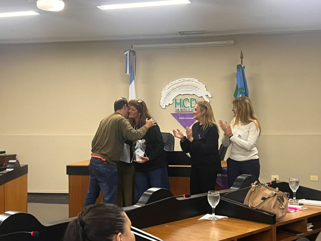 Transformar el dolor en lucha: el emotivo reconocimiento a mary leonelli, mamá de cintia cerrudo