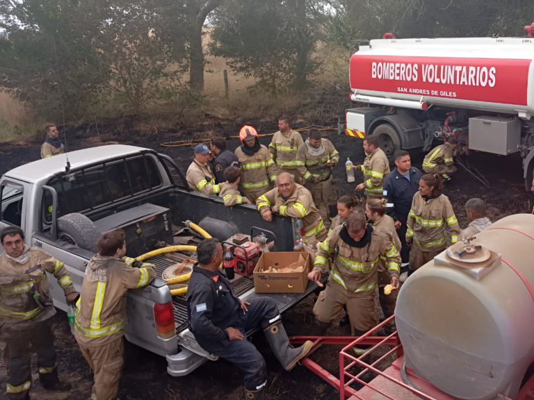 En esta foto, comiendo y recargando energía después de apagar durante horas un incendio de pastizales.
