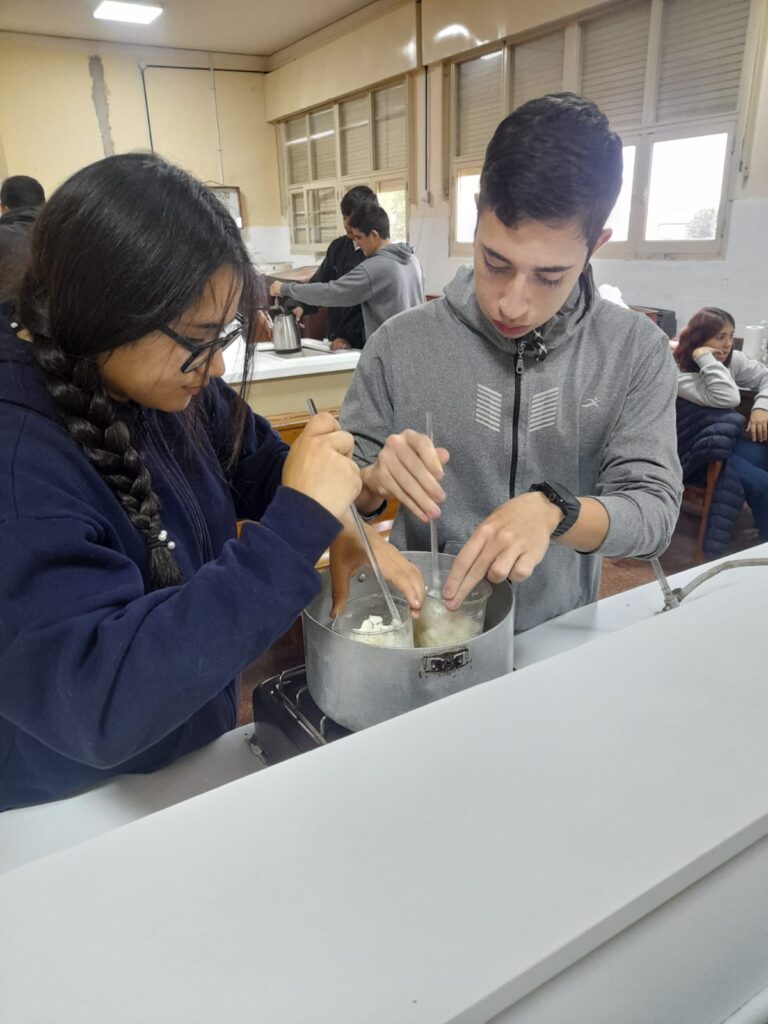 Aprendizaje en acción: alumnos del Nacional producen velas y perfuminas en el laboratorio de la escuela 1 Aprendizaje en acción: alumnos del nacional producen velas y perfuminas en el laboratorio de la escuela