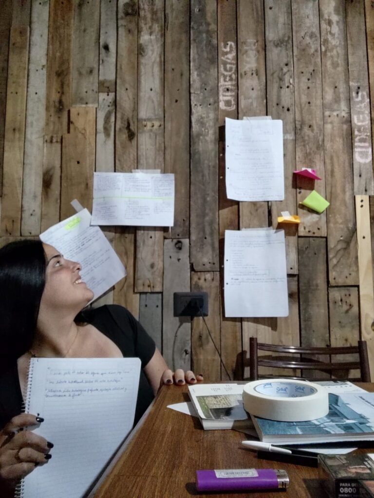 Laura ambrune publicó su primera novela "1993: las cartas"