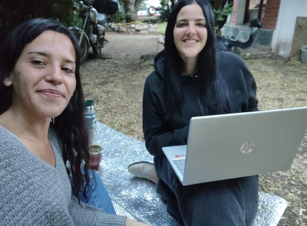 Laura ambrune publicó su primera novela "1993: las cartas" 1